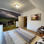 Alpakas, Lamas Und Rentiere Zum Grünen * Grossdorf (Styria)