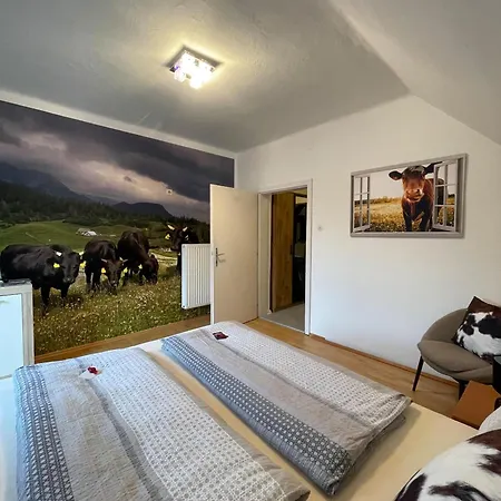 Alpakas, Lamas Und Rentiere Zum Gruenen * Grossdorf (Styria)