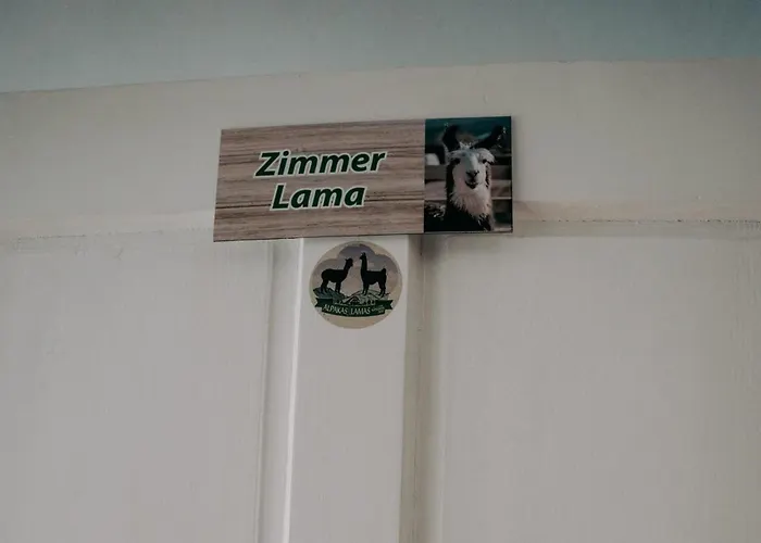 Lantgård Alpakas, Lamas Und Rentiere Zum Gruenen Grossdorf (Styria)