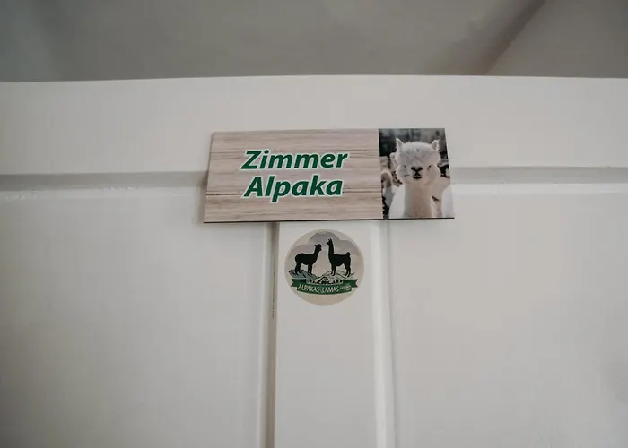 Lantgård Alpakas, Lamas Und Rentiere Zum Gruenen